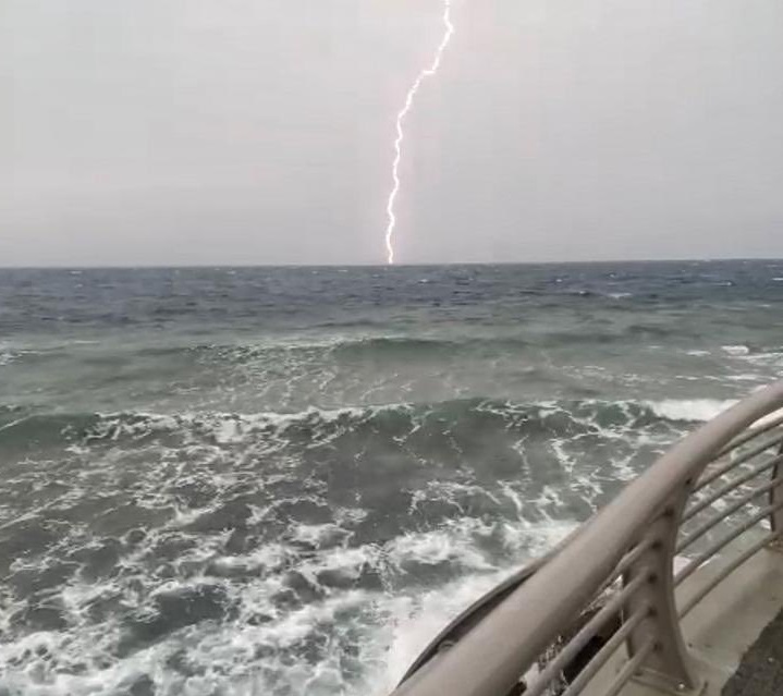 صواعق رعدية وبروق وأمطار على جدة الآن