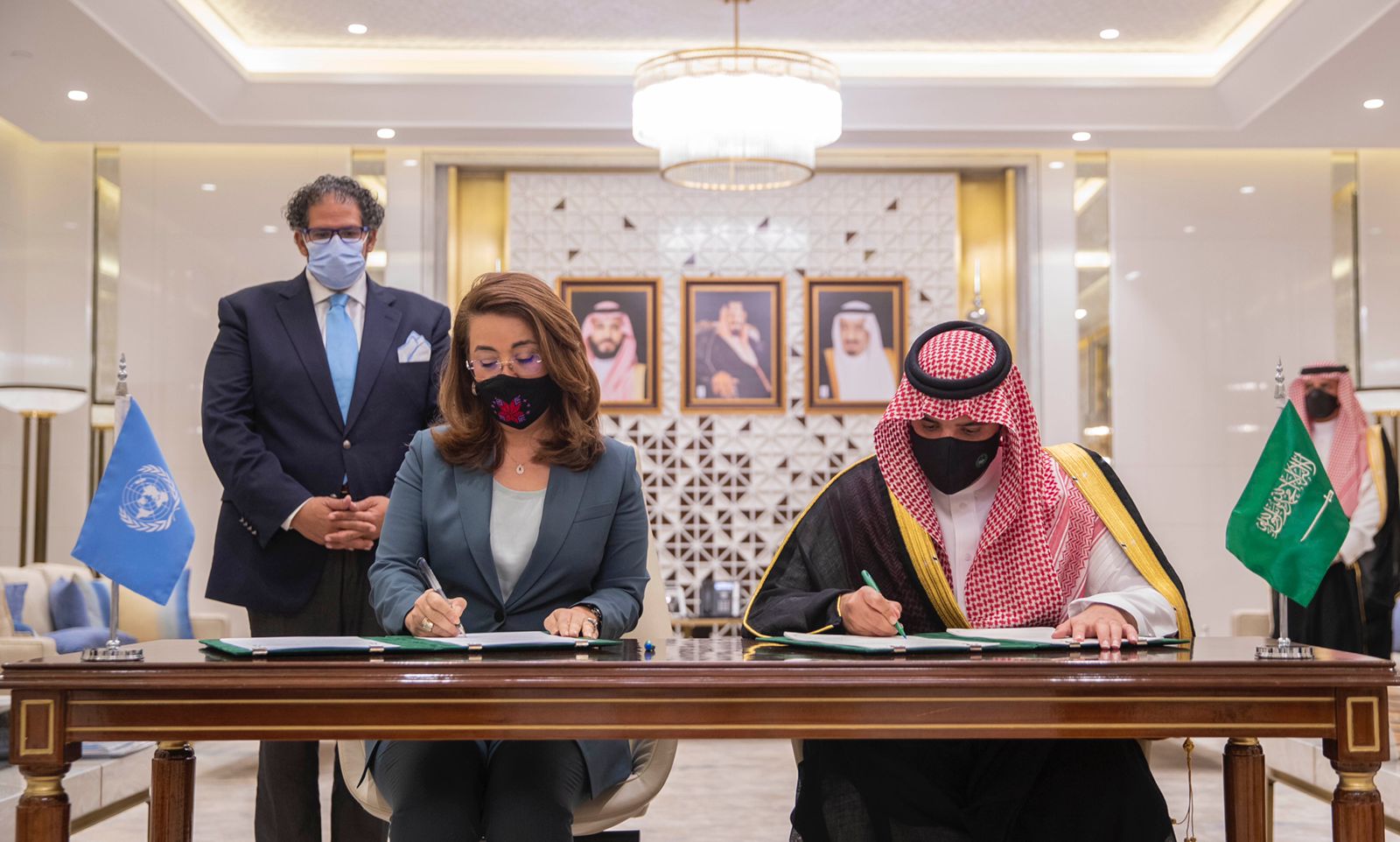 عبدالعزيز بن سعود يوقع مذكرة تفاهم بين الداخلية والأمم المتحدة