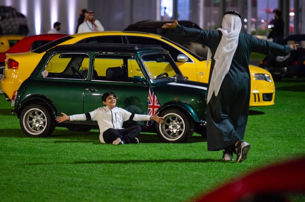 معرض الرياض للسيارات يجذب الأطفال بمغامرات تركيب الإطارات 