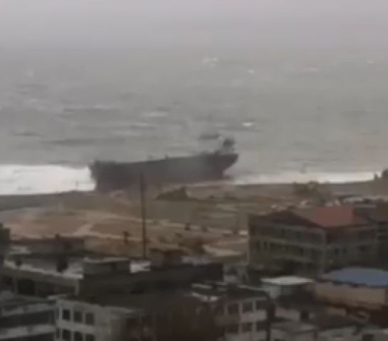شاهد.. جنوح سفينة شحن صينية قرب جزيرة ساخالين