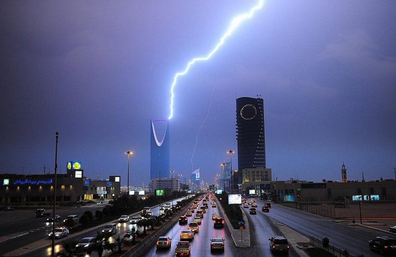 أمطار الرياض ترسم لوحات فنية بديعة