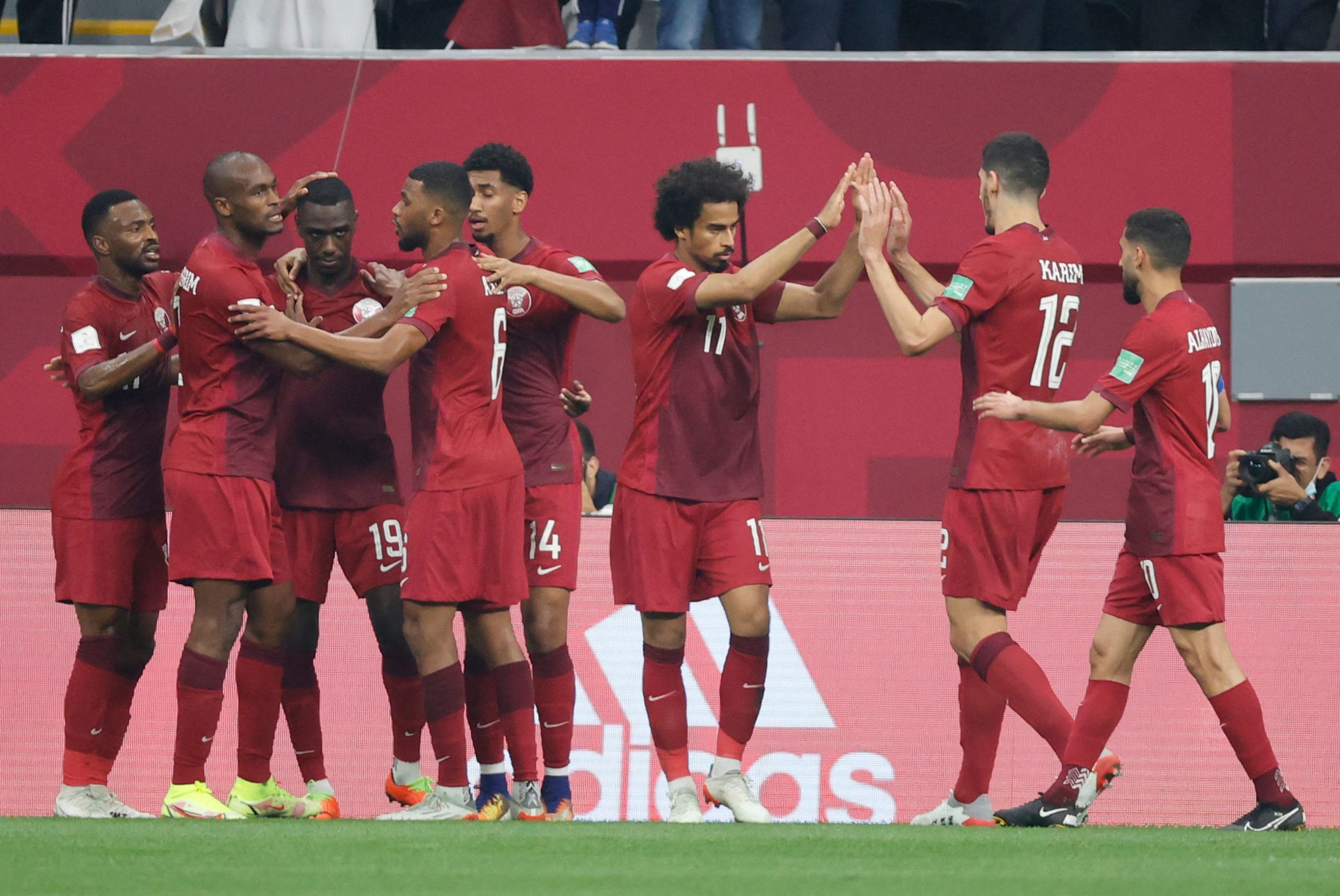 قطر تتقدم على الإمارات في الشوط الأول
