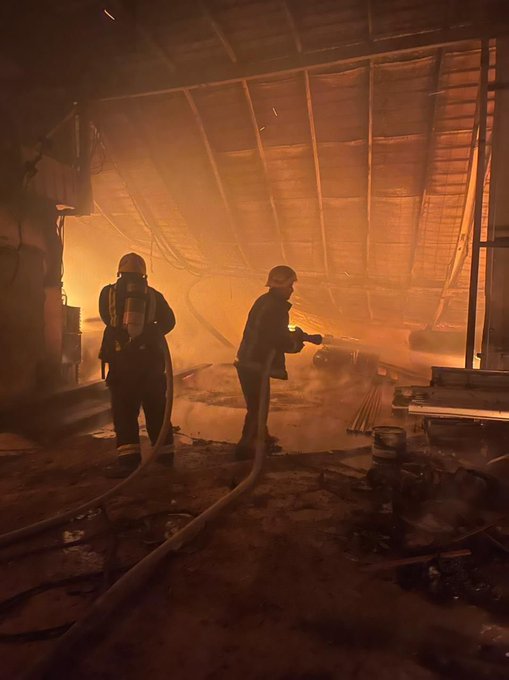 مدني الأحساء يخمد حريقاً اندلع بموقع لأعمال النجارة بحي الدوحة