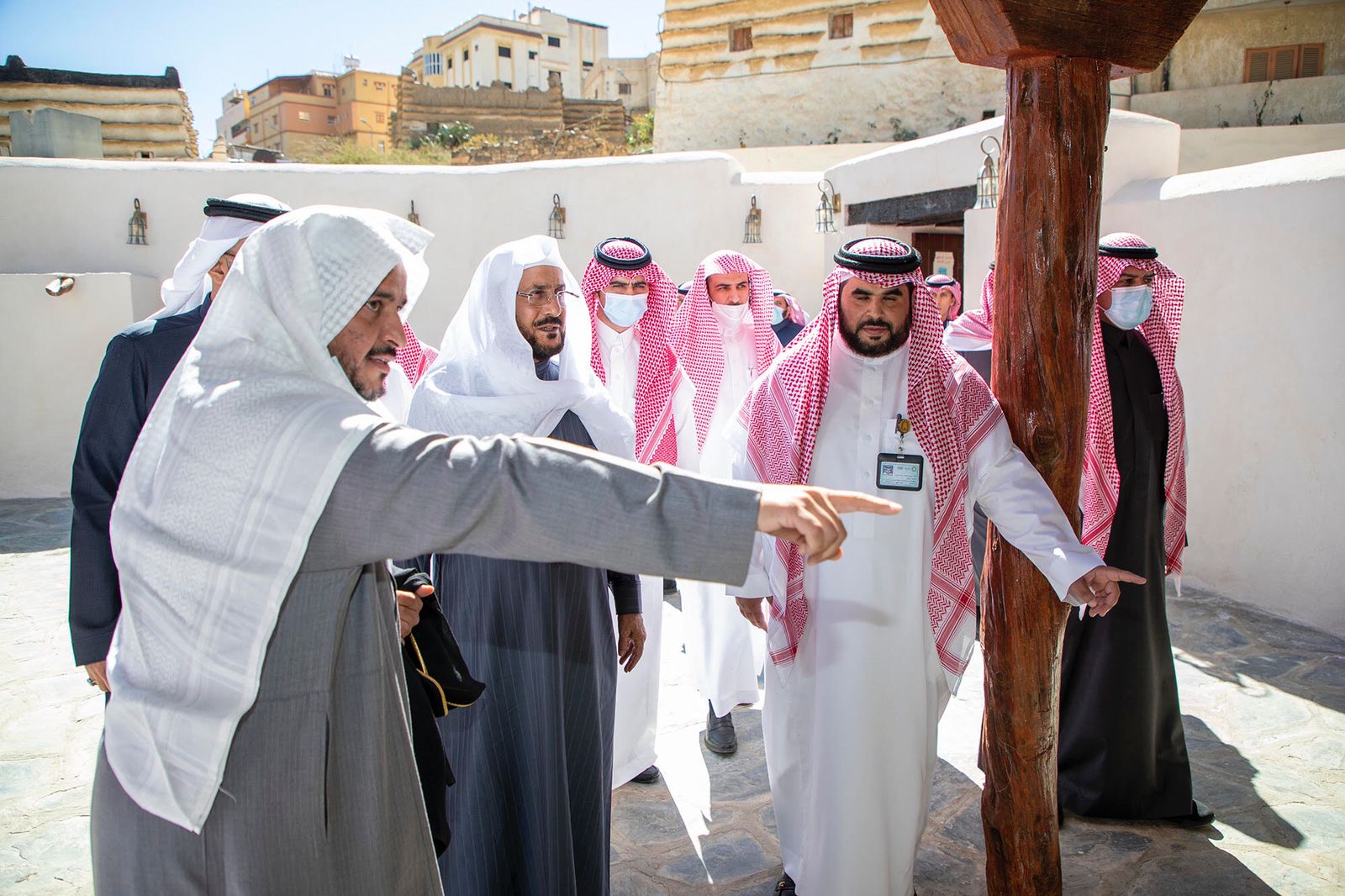 وزير الشؤون الإسلامية يشيد بجهود محمد بن سلمان في العناية بالمساجد التاريخية