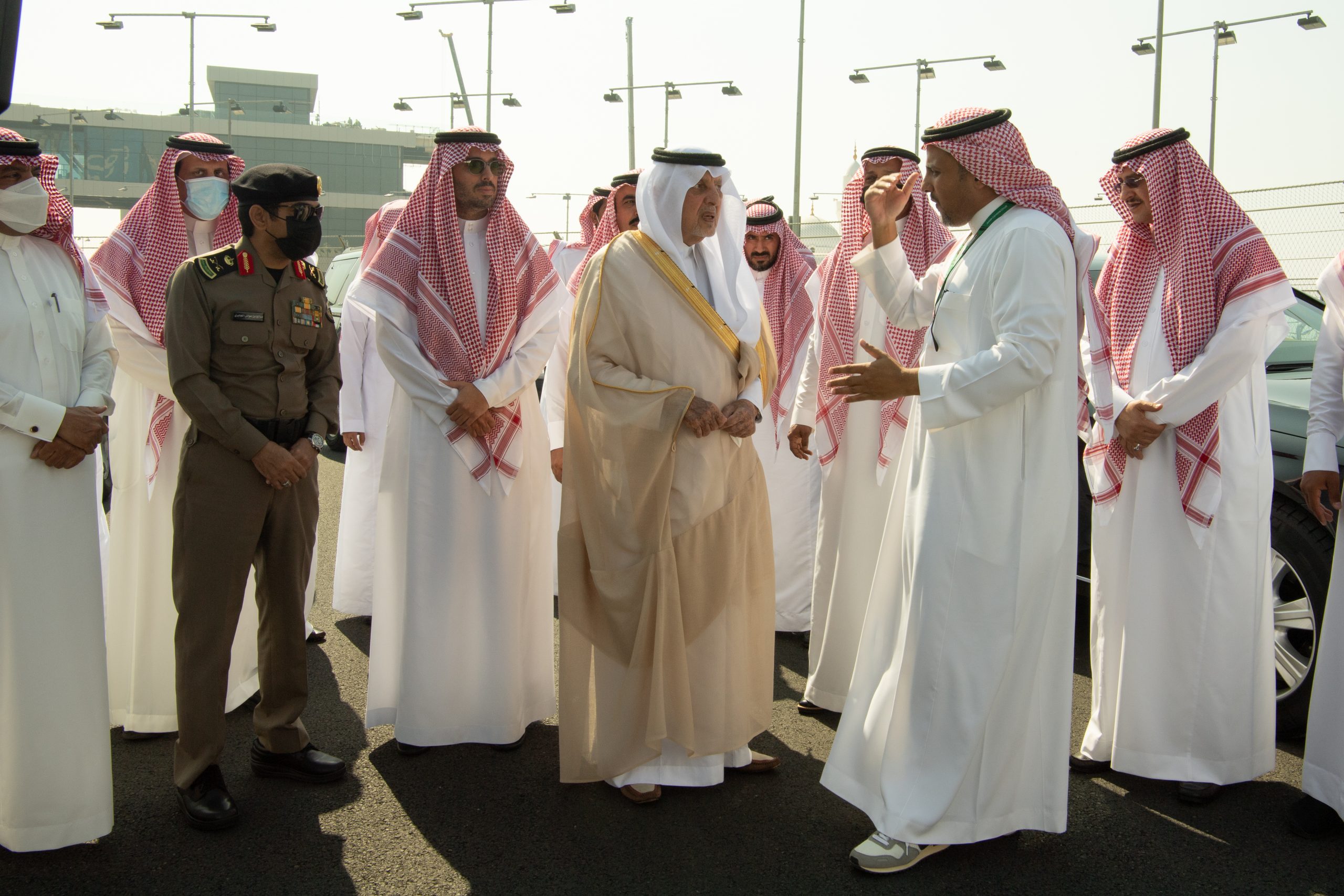 خالد الفيصل يقف على آخر تجهيزات فورمولا 1 السعودية