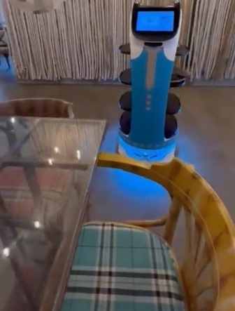 روبوتات ذكية تقدم الوجبات في مطاعم الرياض