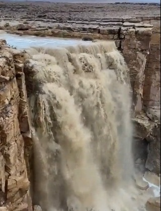 أمطار غزيرة وتدفق الشلالات في ثادق شمال الرياض
