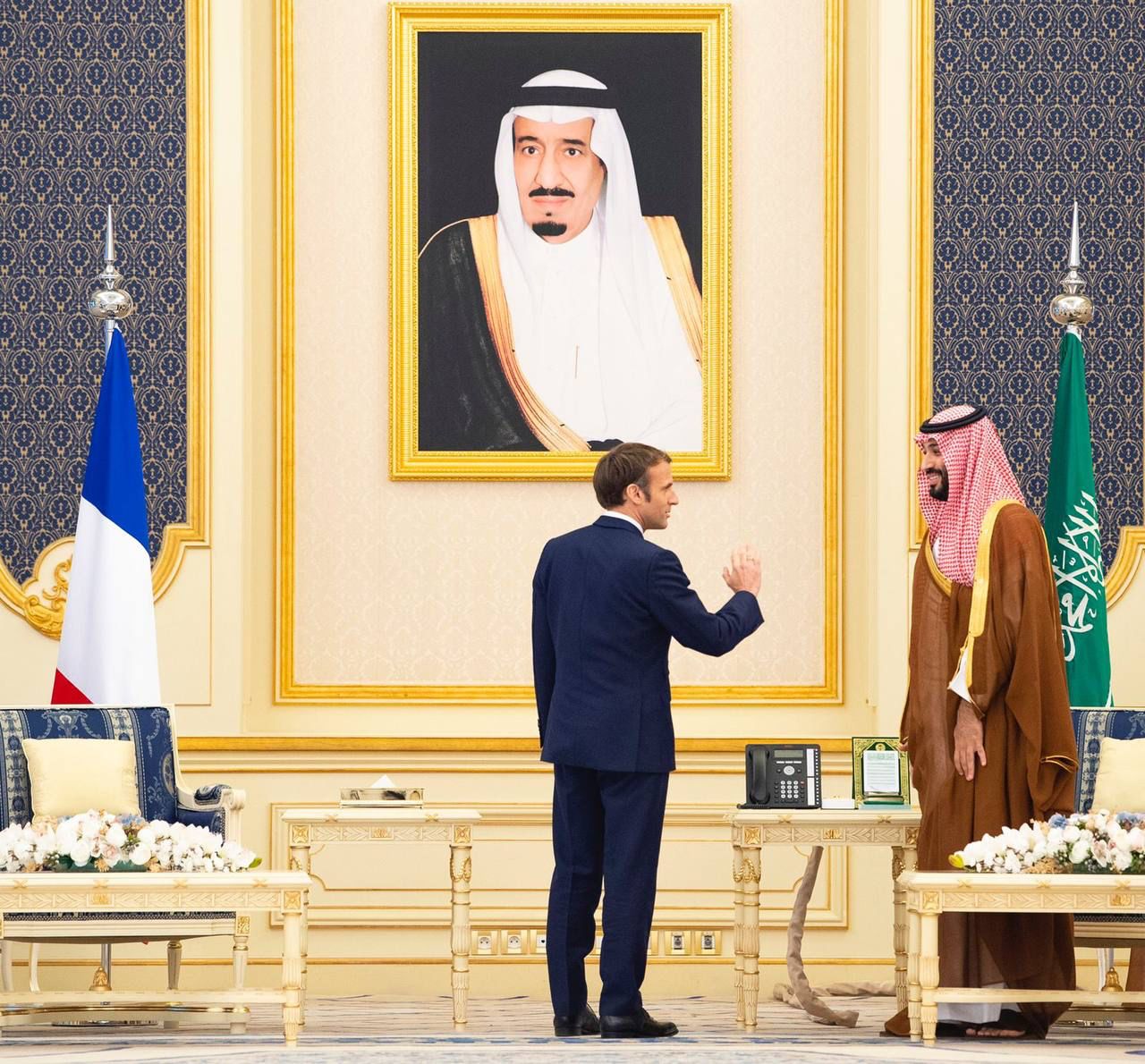 لقطات من استقبال محمد بن سلمان للرئيس الفرنسي