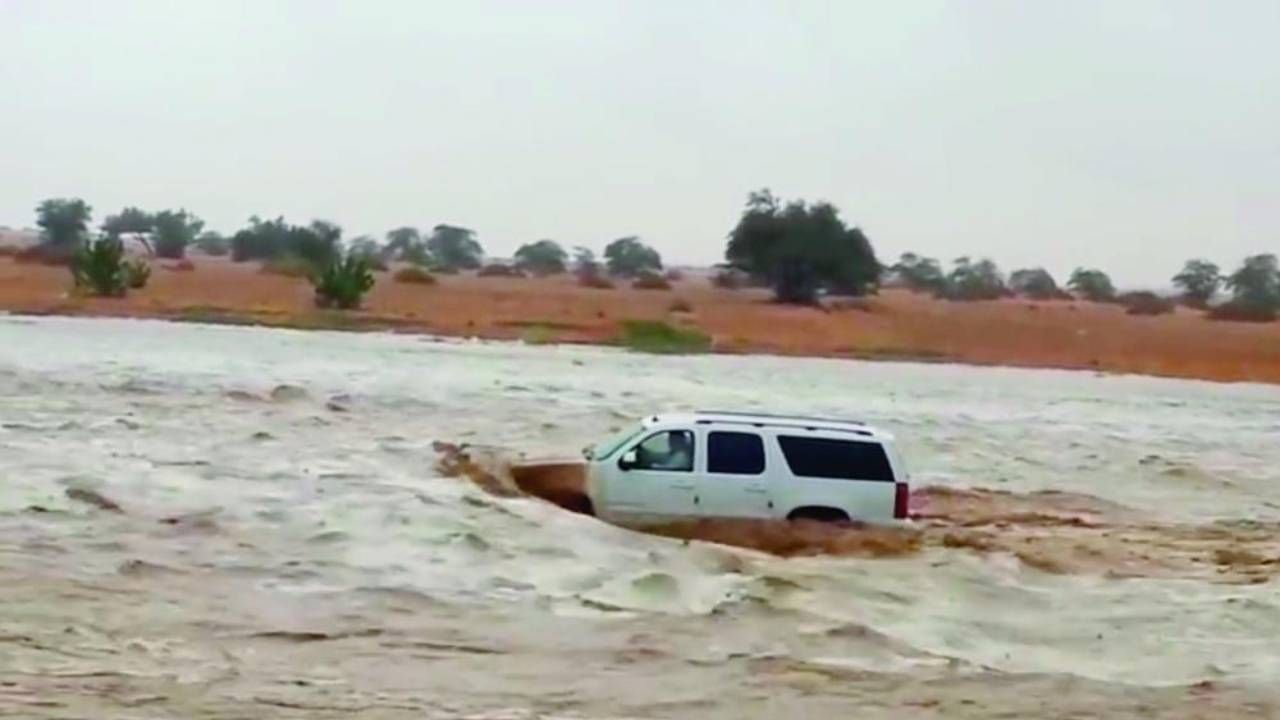 المرور يحذر المتهورين : 10 آلاف ريال غرامة عبور السيول