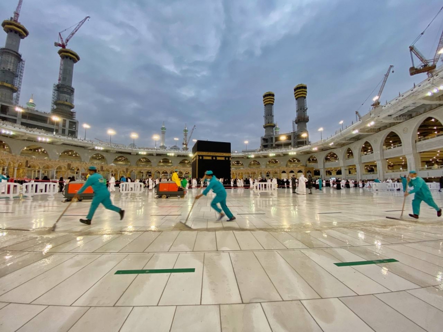 أكثر من 4 آلاف عامل وعاملة لإزالة آثار الأمطار في المسجد الحرام
