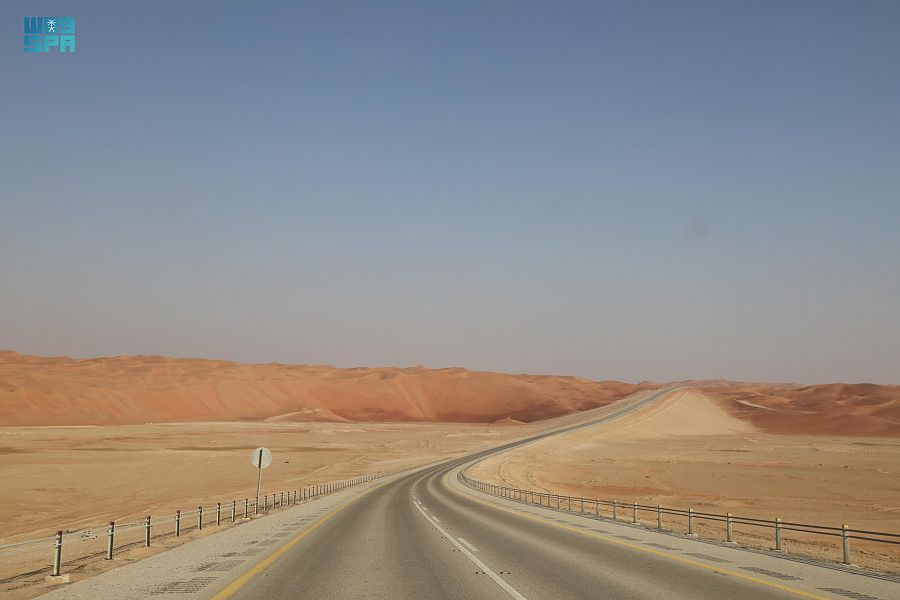 الجدعان: الطريق البري مع عُمان يدعم التبادل التجاري ويعزز العلاقات