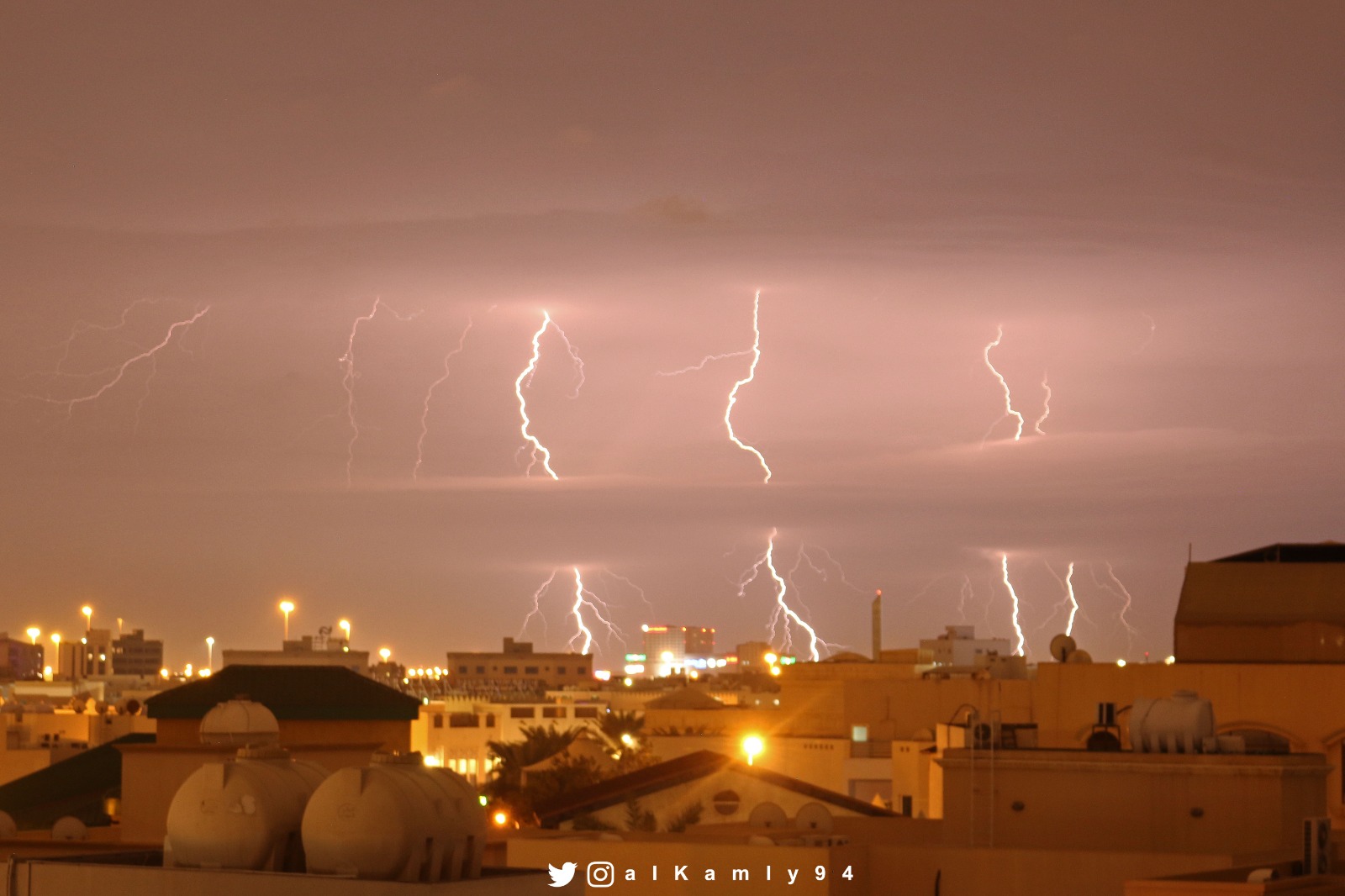 عاصفة رعدية في البحرين تشكل لوحات مميزة