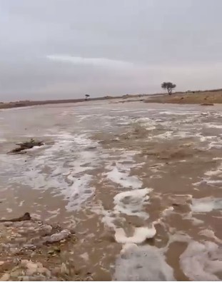 الأمطار تصنع نهرًا شمال الرياض