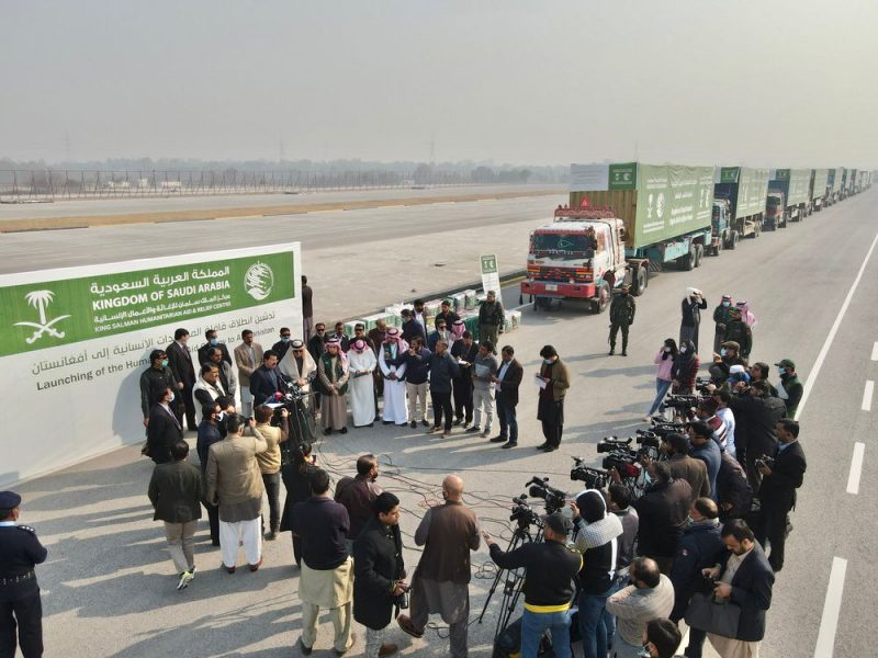 انطلاق الجسر البري السعودي بـ200 شاحنة لدعم الشعب الأفغاني  (1)