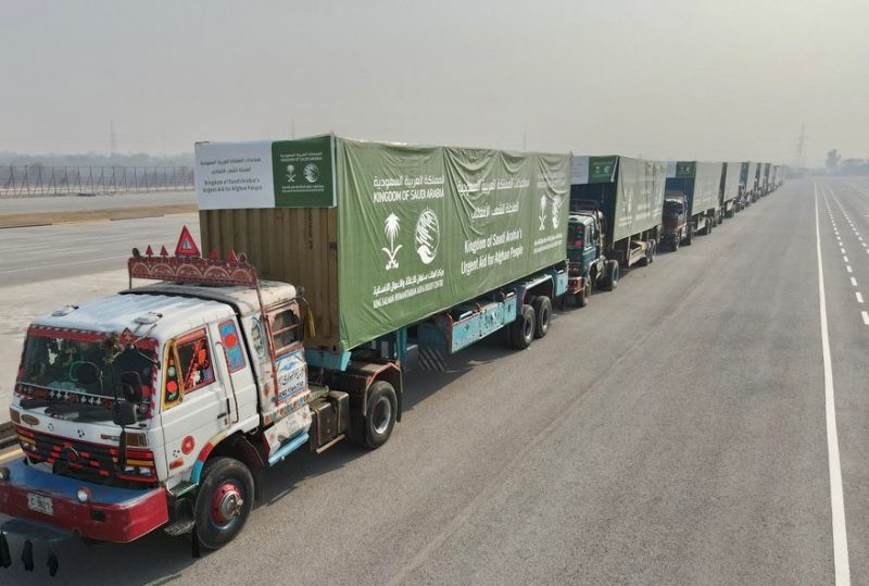 انطلاق الجسر البري السعودي بـ200 شاحنة لدعم الشعب الأفغاني  (1)