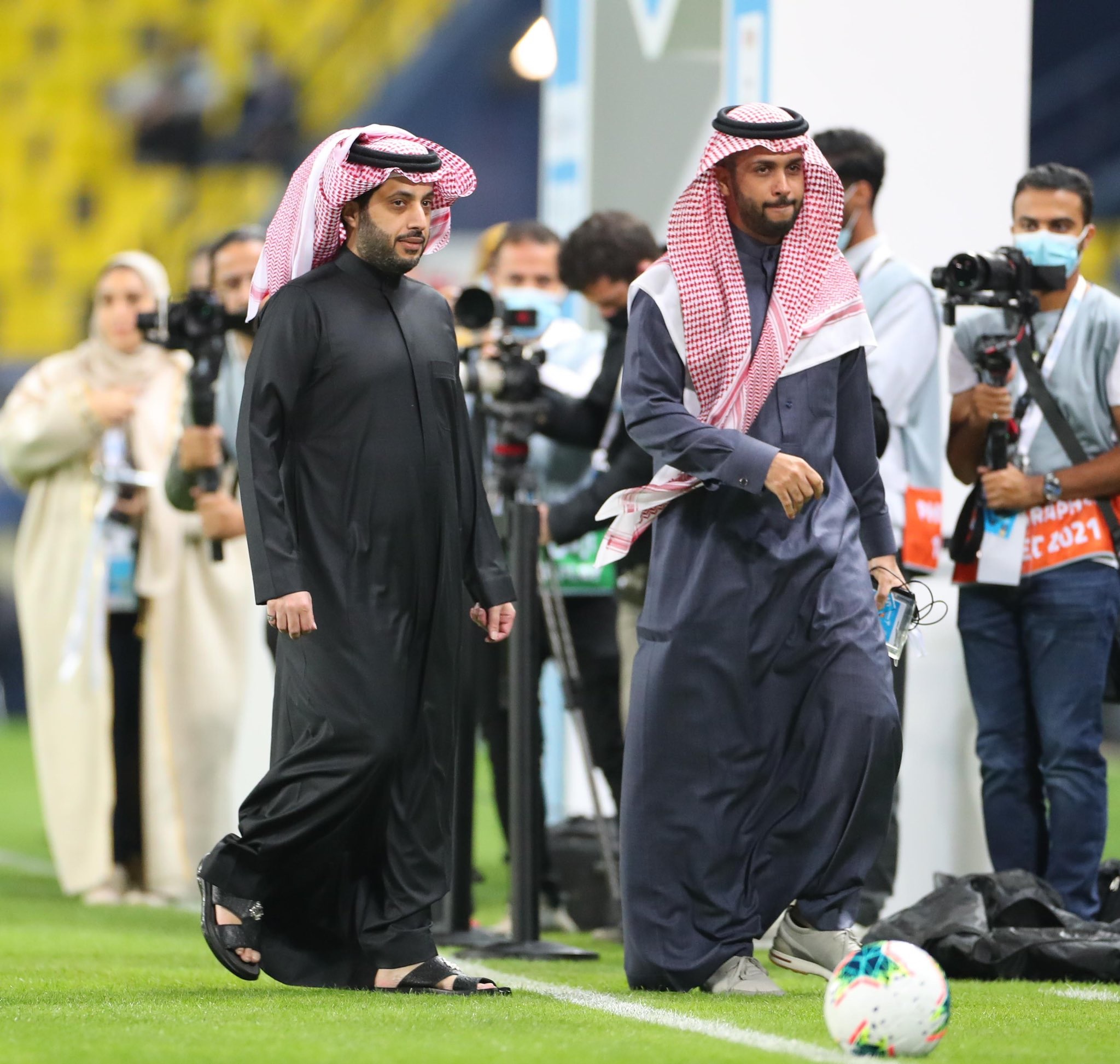 تركي آل الشيخ ورئيس النصر ومحمد الدعيع يزينون المدرجات بكأس مارادونا