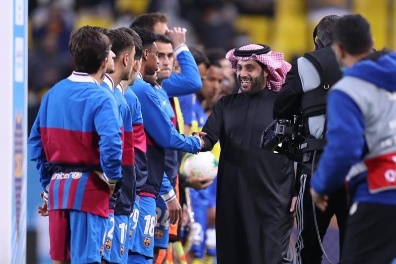 تركي آل الشيخ في مباراة برشلونة وبوكا جونيورز
