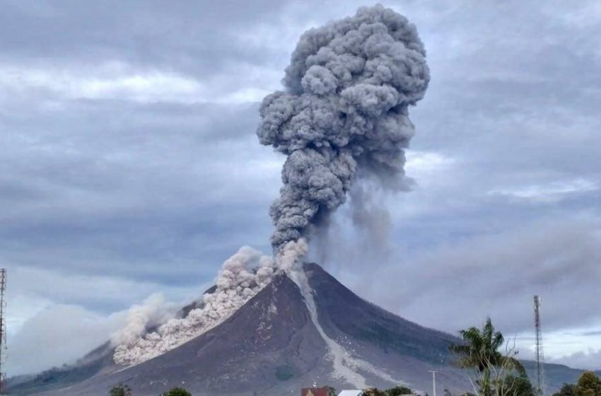 ثوران بركان جبل سيميرو في إندونيسيا.. مقتل 46 ونزوح الآلاف