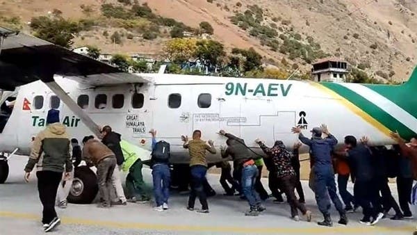 مشهد غريب.. ركاب يدفعون طائرة في نيبال