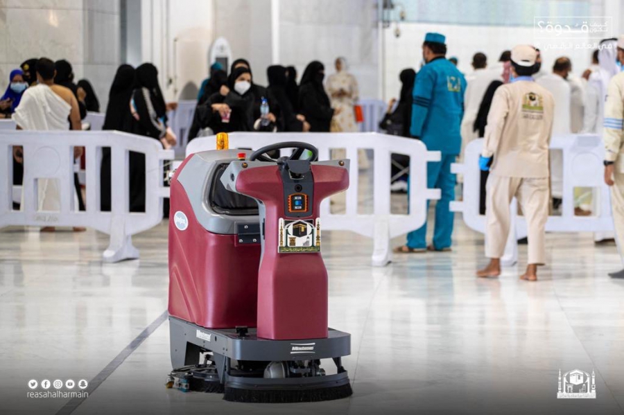 روبوت تطهير المسجد الحرام يغطي ألف متر بكل ساعة عمل