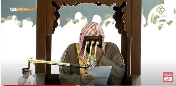 الشيخ سعود الشريم يجهش بالبكاء عند حديثه عن بر الوالدين