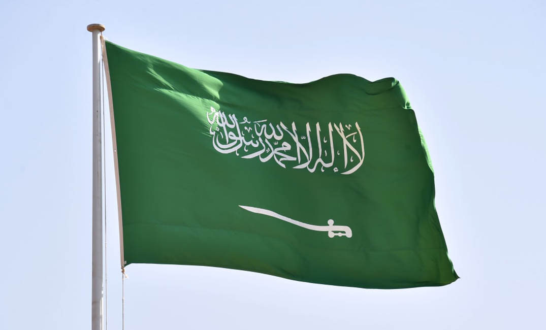 النيابة العامة: السجن والغرامة عقوبة إسقاط أو إهانة العلم السعودي