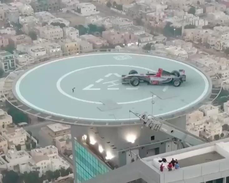 استعراض سيارة الفورمولا أعلى مبنى بجدة غير حقيقي!