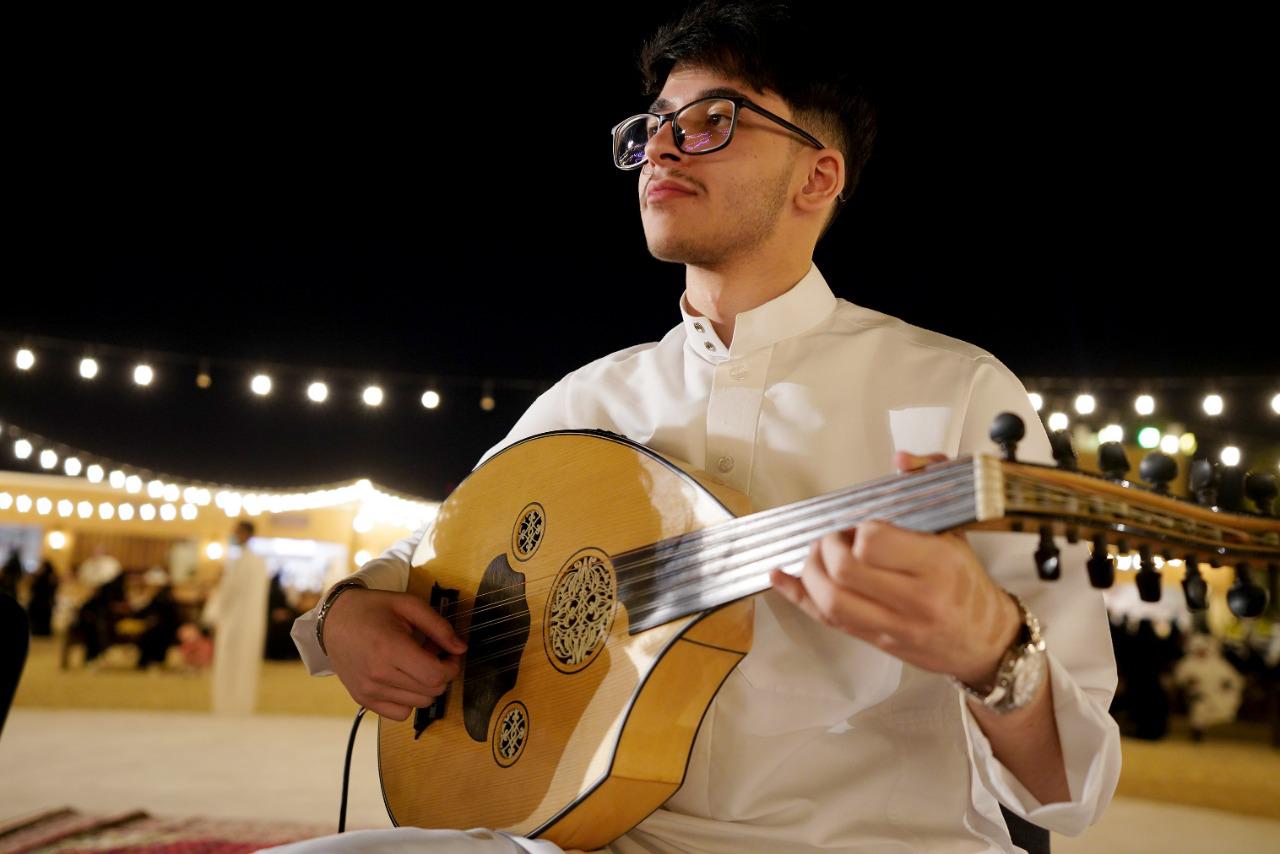 عازف الـ17 عامًا يستعيد تاريخ الموسيقى في قرية زمان