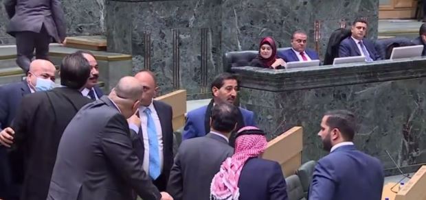 اشتباك بالأيدي داخل مجلس النواب الأردني