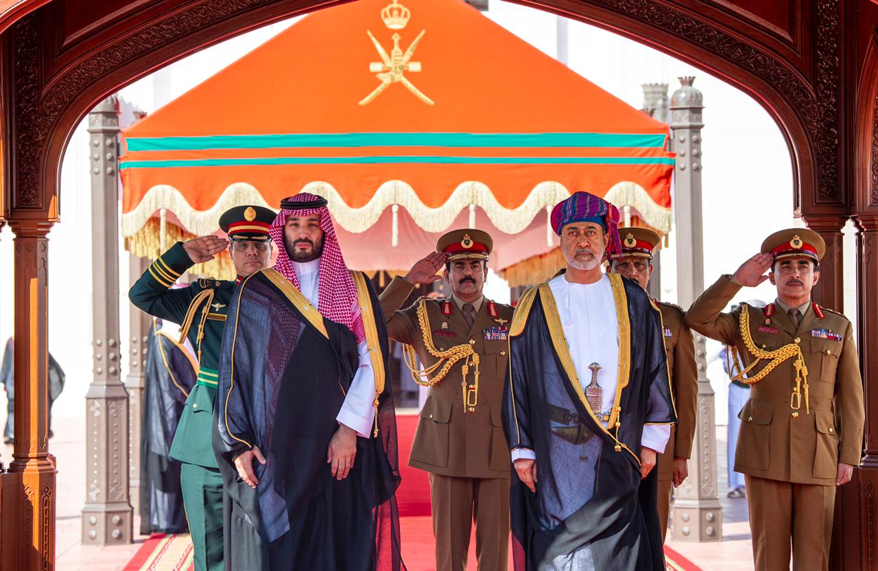 محمد بن سلمان في قصر العلم .. استقبال رسمي ومباحثات وتكريم بأرفع وسام عماني