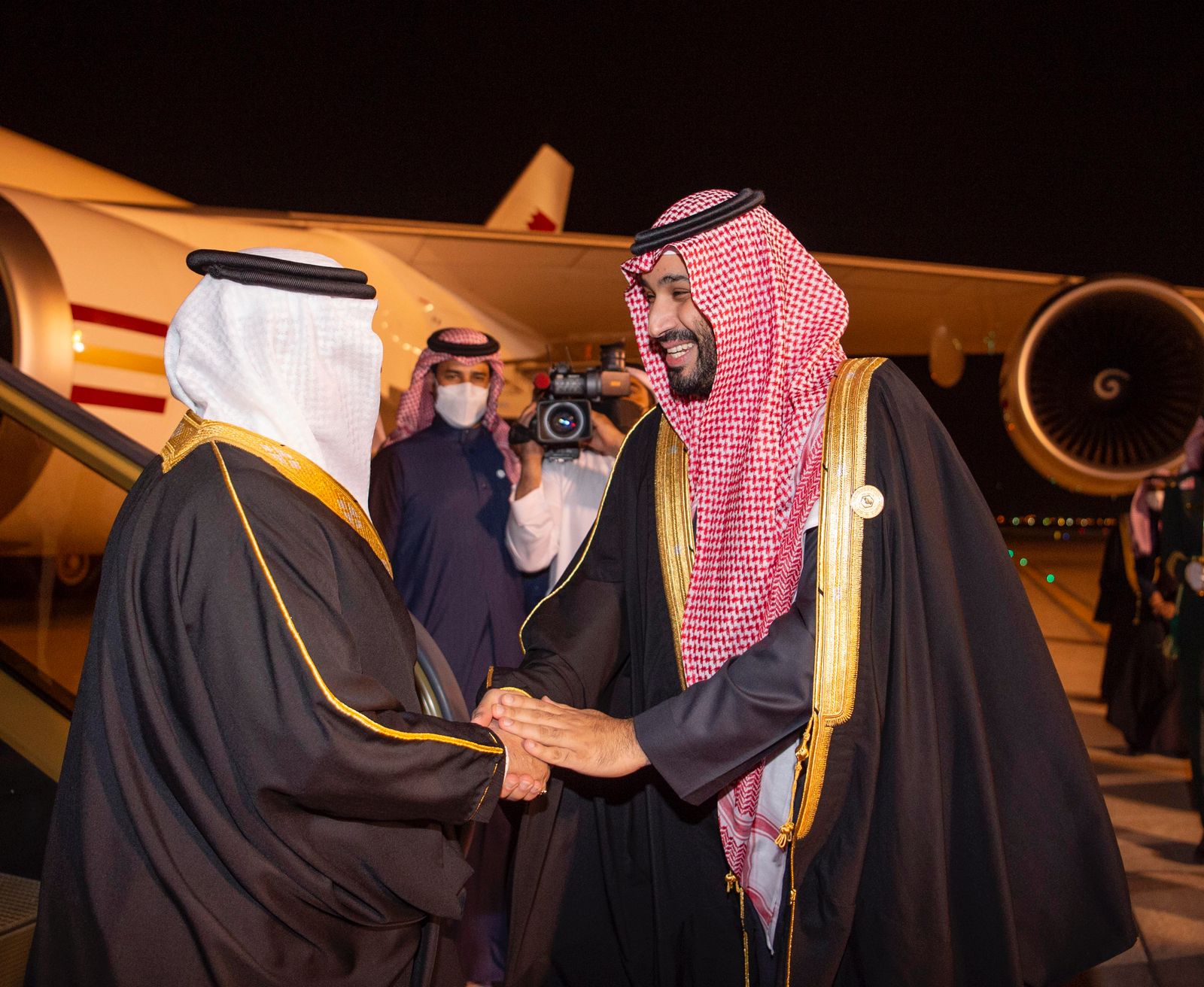 محمد بن سلمان في مقدمة مستقبلي ملك البحرين