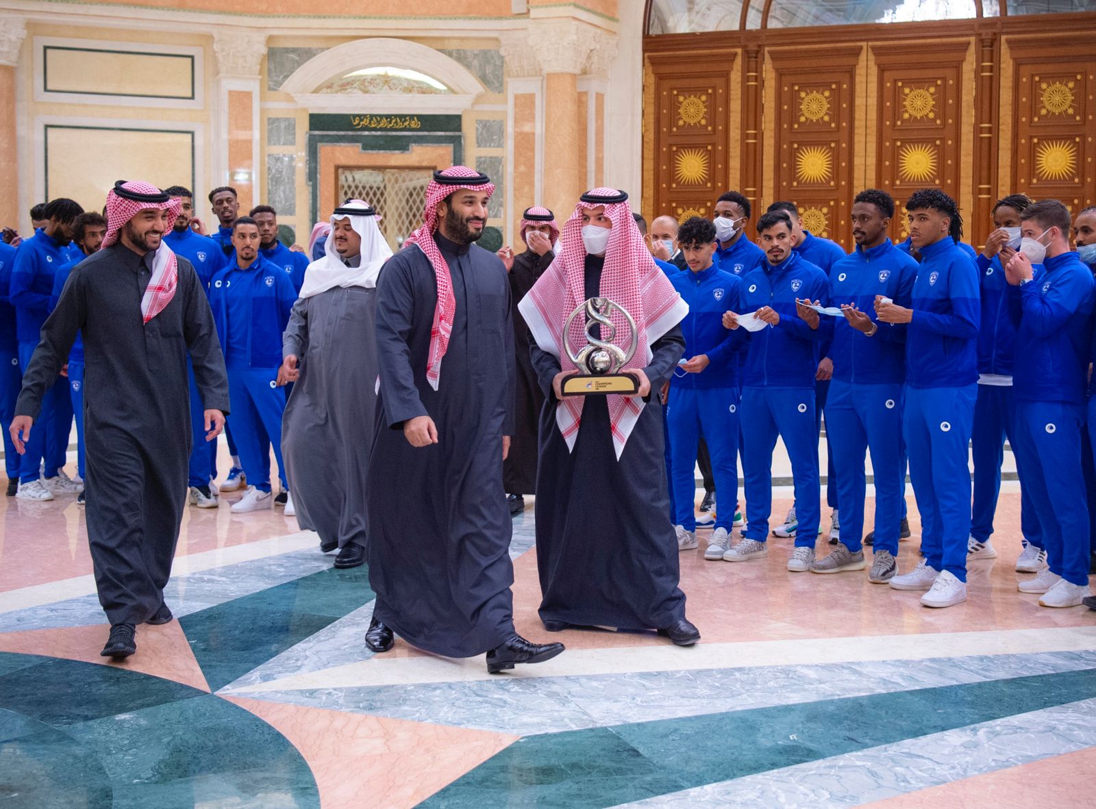 محمد بن سلمان يستقبل وزير الرياضة ورئيس وأعضاء مجلس إدارة ولاعبي الهلال