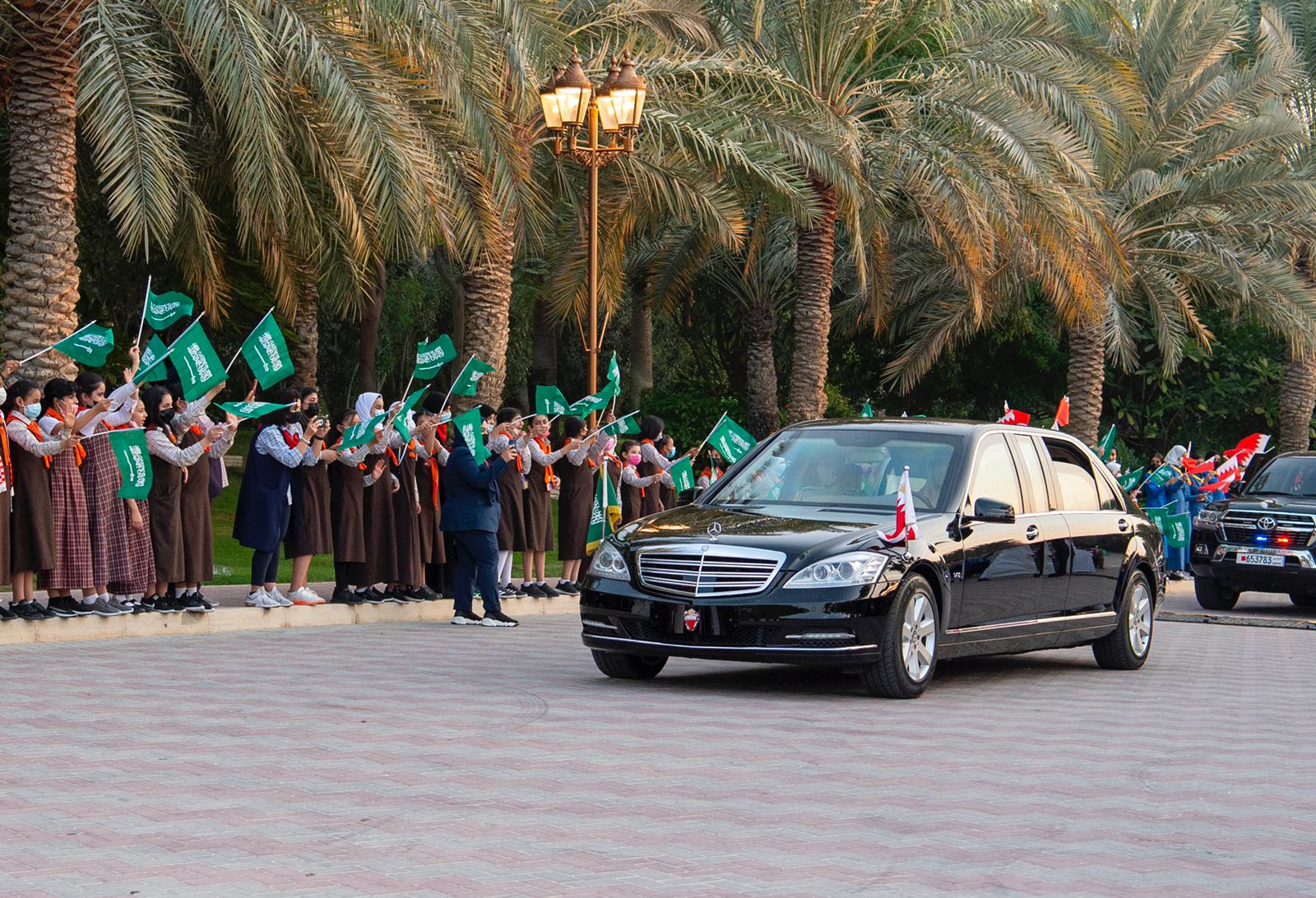 ولي العهد في قصر الصخير بالمنامة .. مراسم استقبال رسمية واحتفاء شعبي