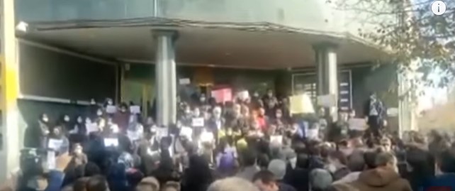الاحتجاجات تتواصل في إيران.. مكان المعلم المدرسة لا السجن