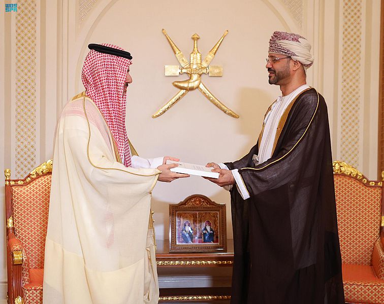 وزير الخارجية يسلم رسالة الملك سلمان في عمان
