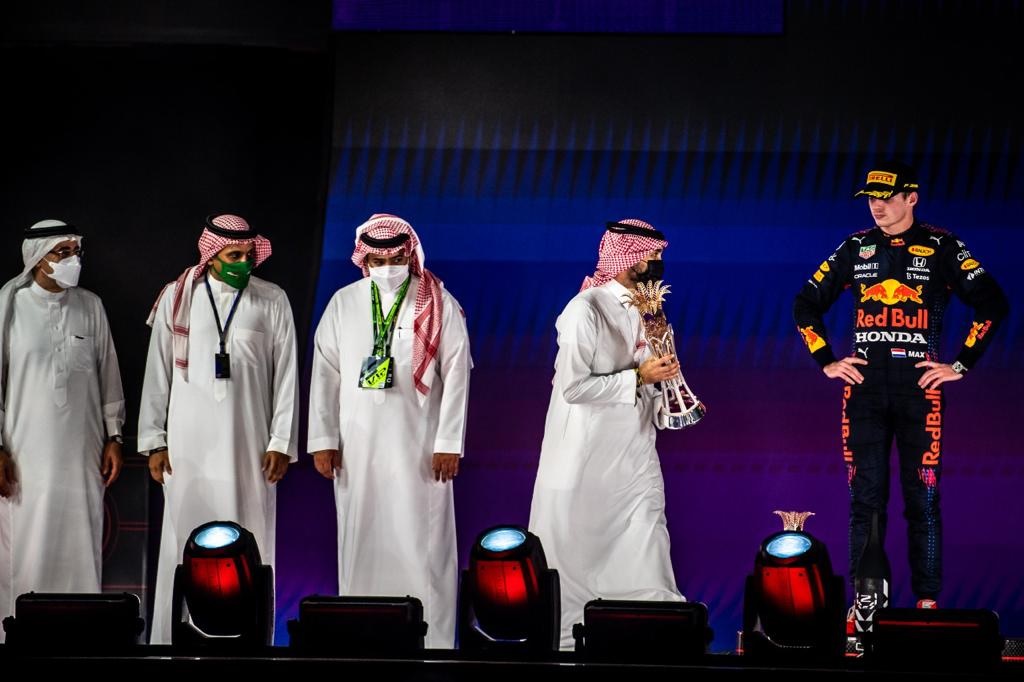 وزير الرياضة يتوج الفائز بسباق جائزة السعودية الكبرى