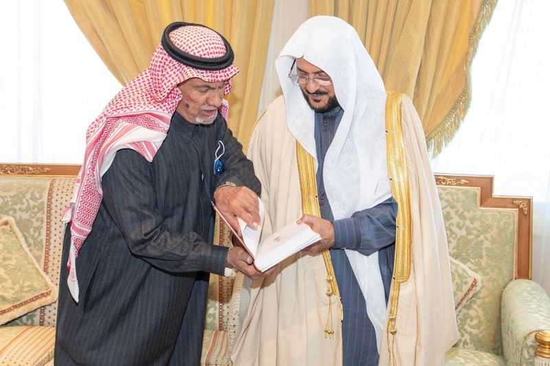 وزير الشؤون الإسلامية يزور الشيخ عبدالعزيز بن مشيط بمنزله