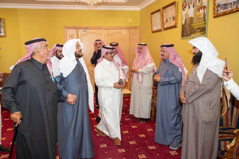 وزير الشؤون الإسلامية يزور الشيخ عبدالعزيز بن مشيط بمنزله