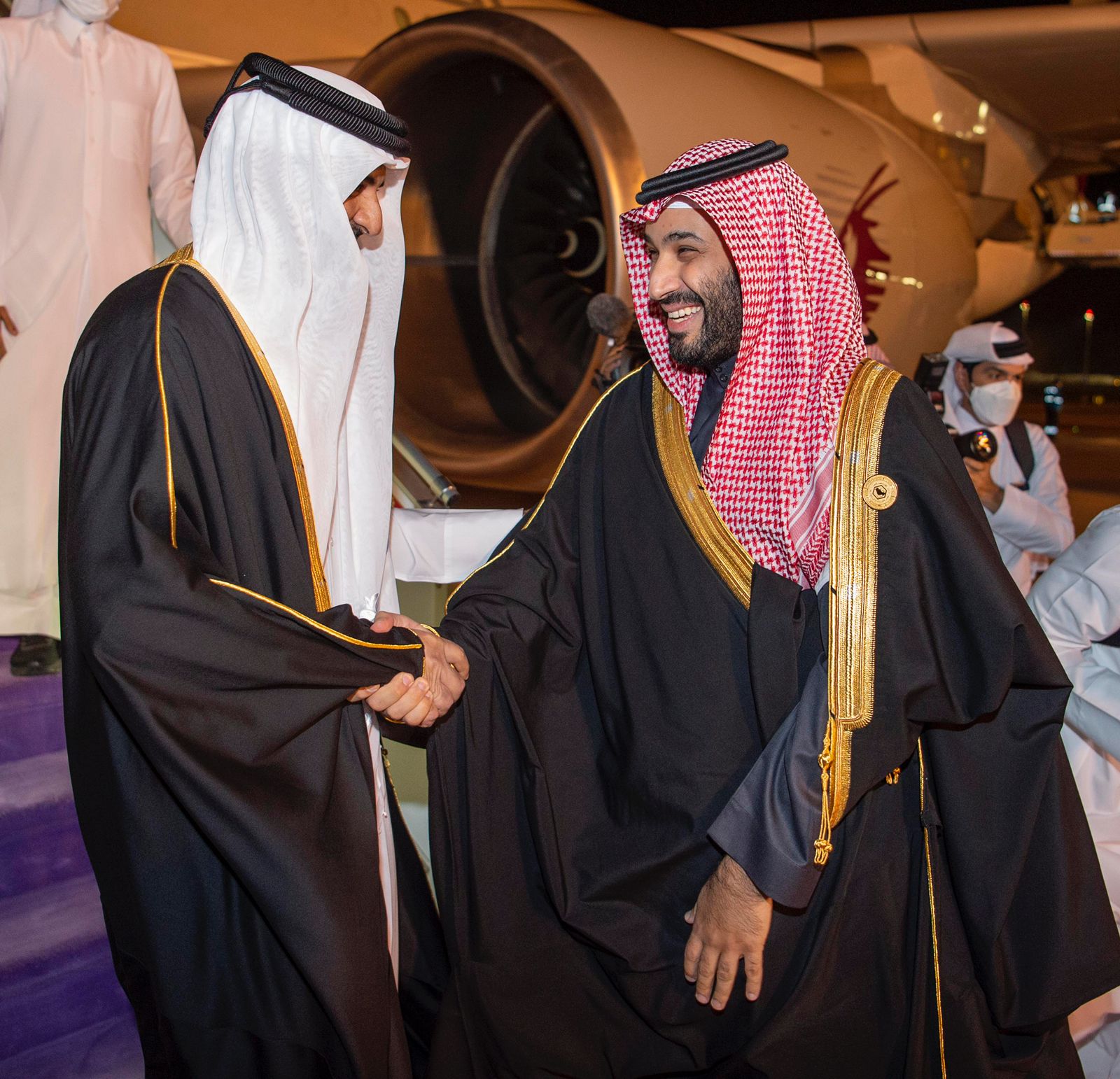 ولي العهد يستقبل أمير قطر في مطار الملك خالد