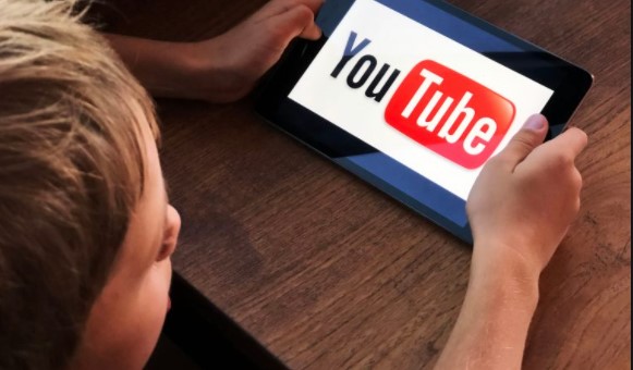 مستشارة أسرية: إعلانات يوتيوب الخادشة تؤثر على سلوك الأطفال