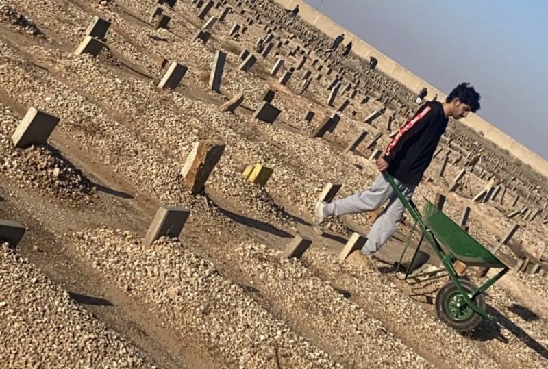 شباب حفر الباطن يتطوعون لردم القبور المتأثرة بالأمطار