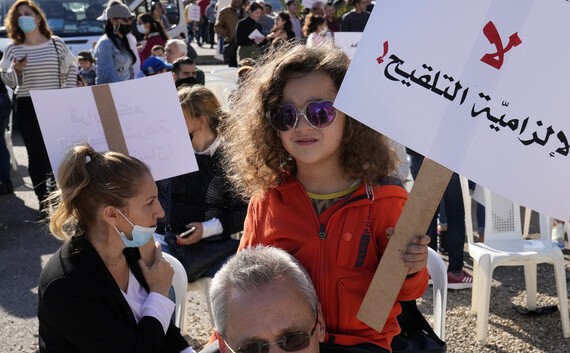 المئات يحتجون على إجراءات تستهدف غير المطعمين ضد كورونا بلبنان