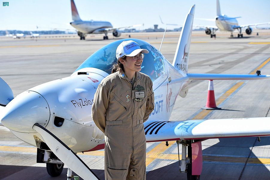 أصغر امرأة تقوم برحلة طيران انفرادي حول العالم تهبط في الرياض