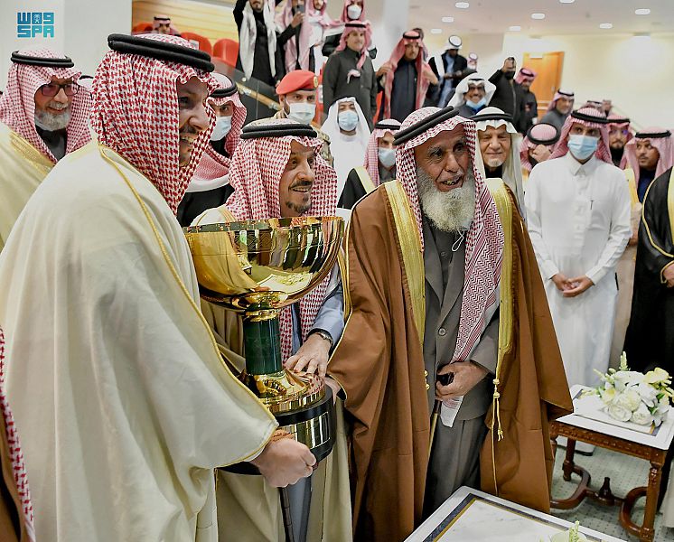 أمير الرياض يتوج الفائزين بكأسي خادم الحرمين لسباقات نادي الخيل