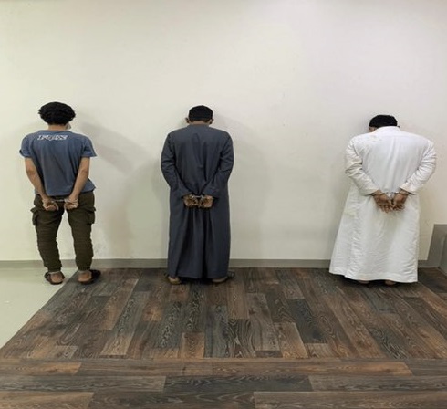 شرطة مكة: ضبط 3 مواطنين نقلوا 8 يمنيين مخالفين بالقنفذة