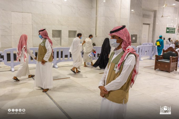 58 بابًا لدخول المصلين لأداء صلاة الجمعة في المسجد الحرام - المواطن