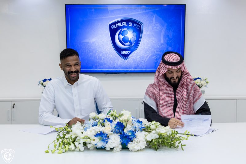 محمد العويس يوقع لـ الهلال