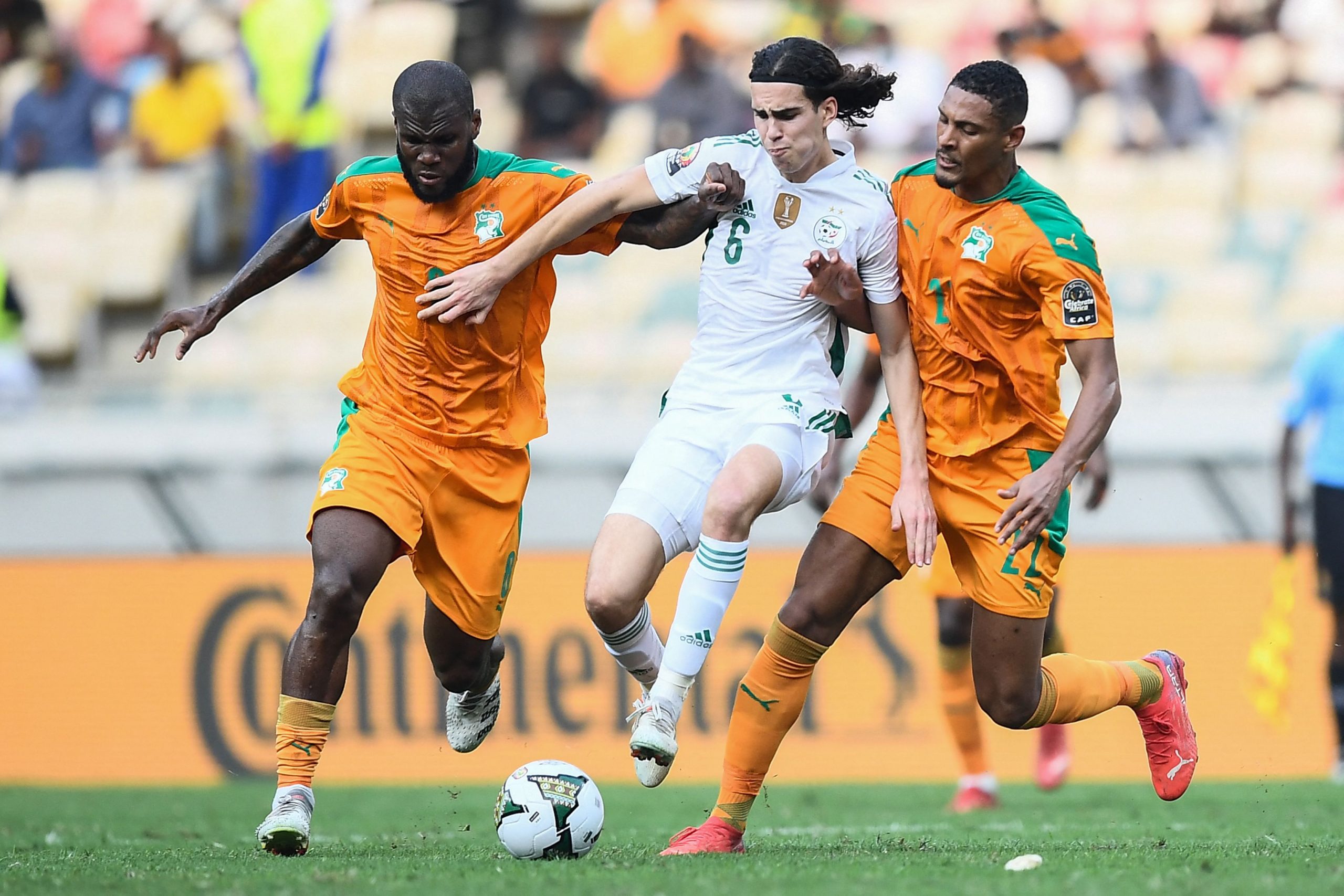 ثنائية لـ ساحل العاج ضد الجزائر بالشوط الأول