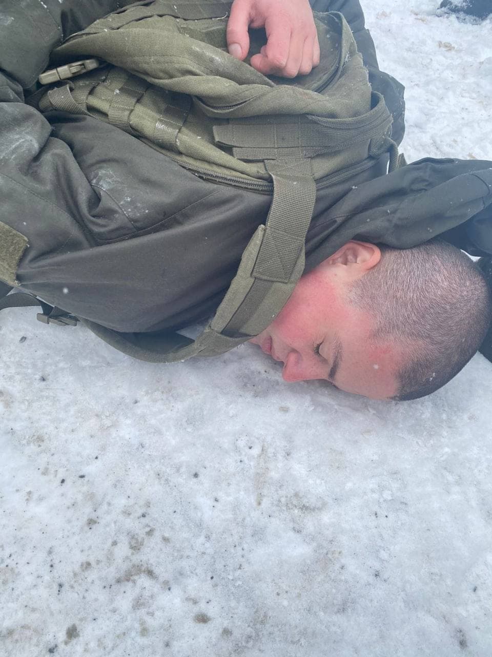 لحظة فتح جندي أوكراني النار على زملائه