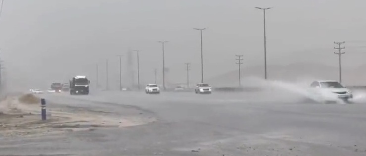 شاهد.. هطول أمطار غزيرة على طريق جعرانة بمكة